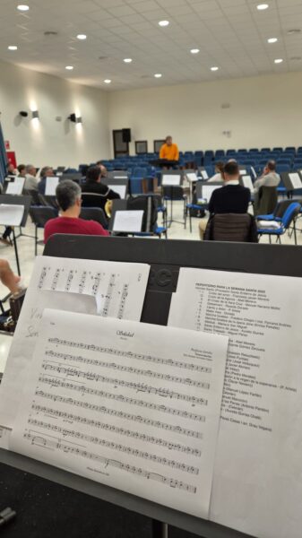 Ensayo de la Banda Municipal de Música de Estepona tras el acuerdo alcanzado por SEPMA para mejorar sus condiciones laborales, con partituras de Semana Santa 2025 sobre el atril.