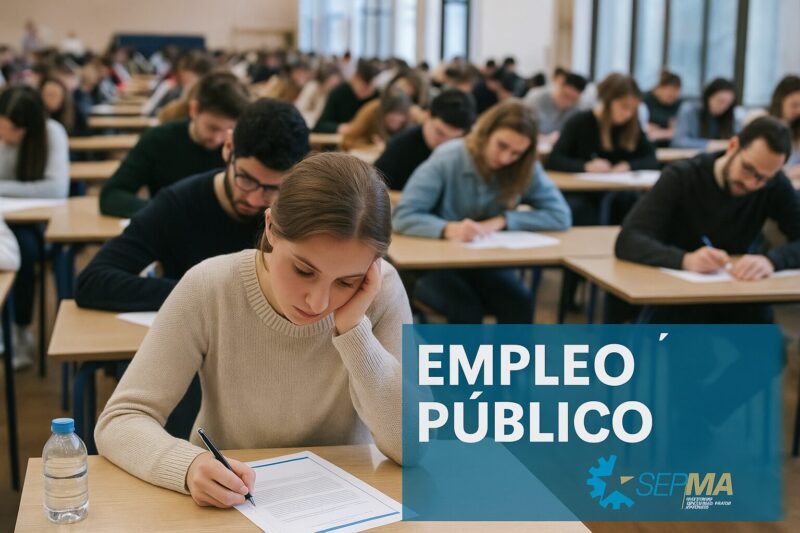 Opositores realizando un examen en un aula masiva, concentrados en la prueba de acceso al empleo público.