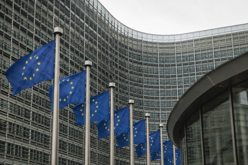 Banderas de la Unión Europea frente a una institución europea en una noticia de SEPMA sobre la prórroga solicitada por el Gobierno a Bruselas por el abuso de temporalidad en el empleo público