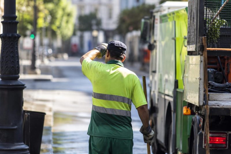Personal empleado público en exterior durante una jornada de altas temperaturas en una imagen informativa de SEPMA sobre prevención frente al calor extremo