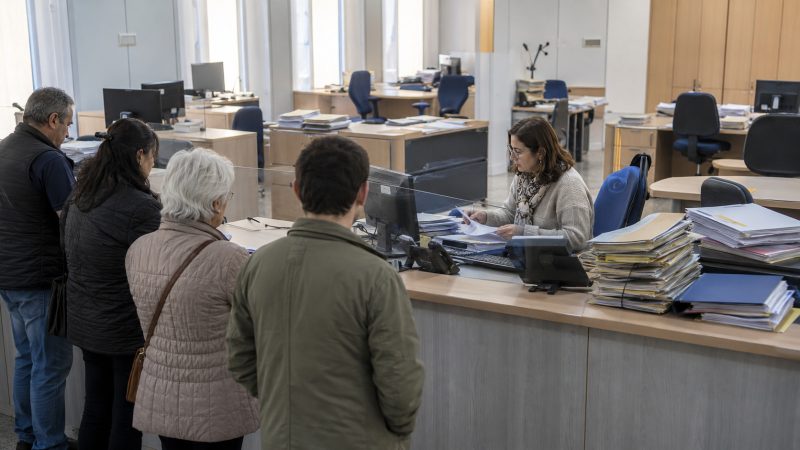 Personal de la Diputación de Málaga revisando expedientes por falta de personal en servicios públicos provinciales