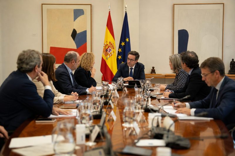 Empleados públicos afectados por el abuso de temporalidad reclamando estabilidad laboral y reparación real con apoyo sindical de SEPMA Málaga.